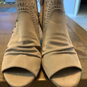 Bare Traps Womens Renae Peep Toe Booty Taupe NWOT